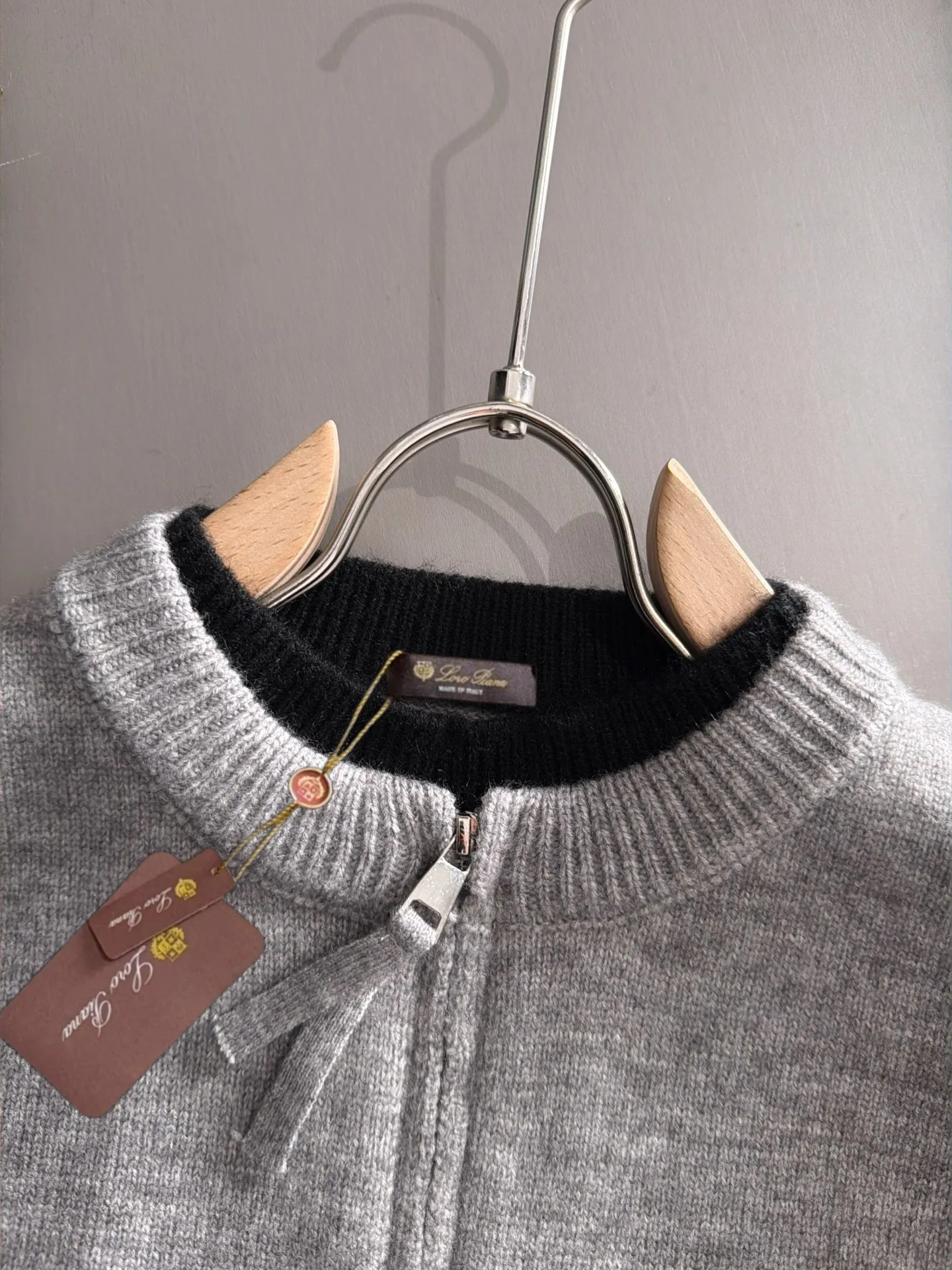 LP Loro Piana's latest sweaters from the official website for fall and winter 2026 are now on sale at the counter for Hot Sale! Specially made of wool blended fabric. It feels comfortable and can be directly in contact with the skin. The logo badge is exquisitely embroidered, which is extremely eye-catching! The details highlight the fashionable charm of big brands. Exquisite workmanship. Three-dimensional cutting style. The wearing effect is invincible and handsome! All three standards are complete! Sizes:M-3XL